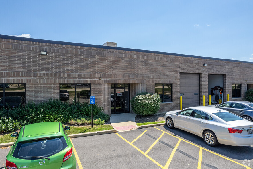 More Photos Of 2000 Bloomingdale Rd, Glendale Heights Warehouse For Lease