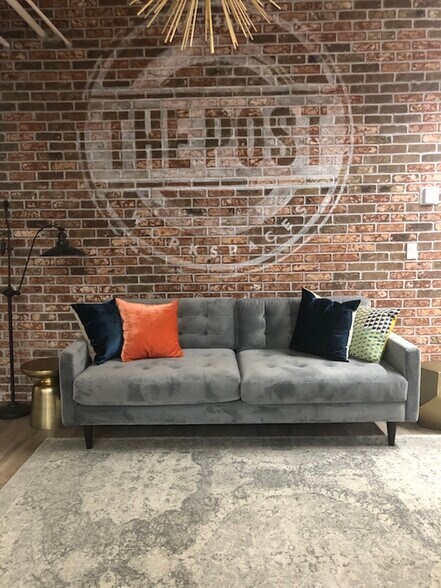 More Photos Of 7400 N Oracle Rd, Tucson Office For Sale