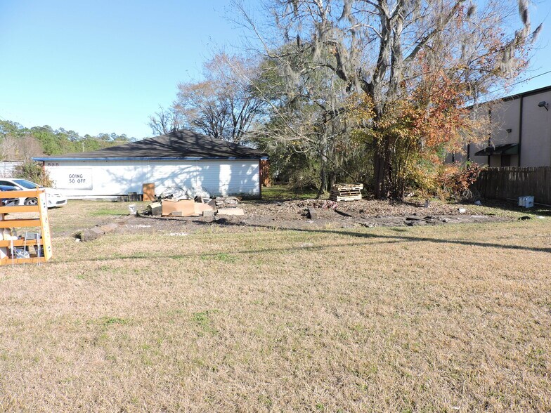More Photos Of 535 College Dr, Middleburg General Retail For Sale
