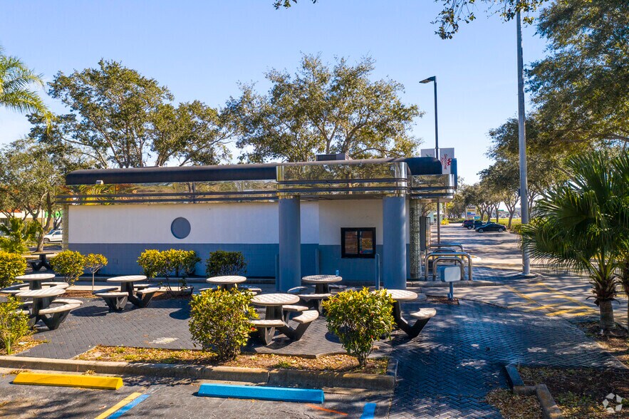 More Photos Of 5301-5553 Fruitville Rd, Sarasota Unknown For Lease