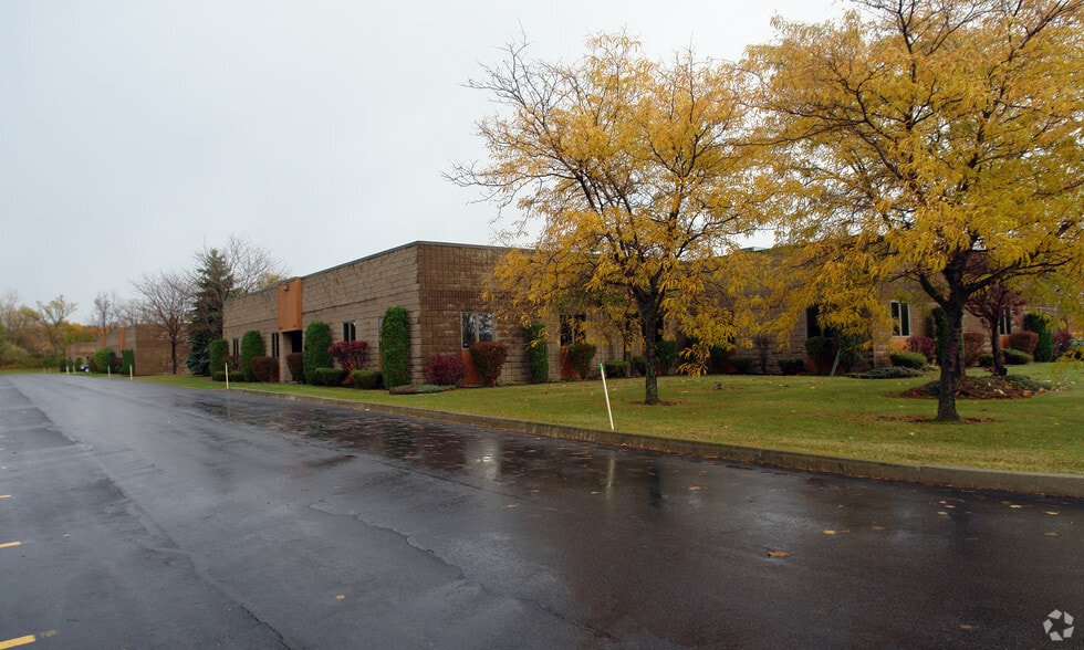 Primary Photo Of 6780 Northern Blvd, East Syracuse Showroom For Lease
