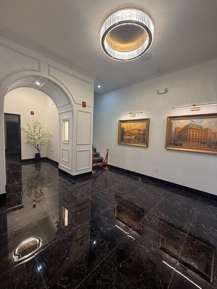 More Photos Of 28 N Saginaw St, Pontiac Office For Lease