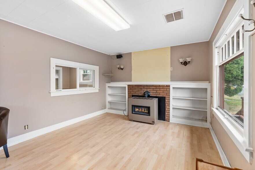 More Photos Of 2721 Meridian St, Bellingham Storefront Retail Office For Sale