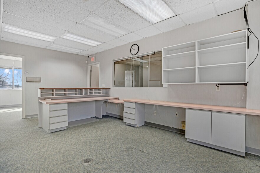 More Photos Of 1656 Oak Tree Rd, Edison Medical For Lease