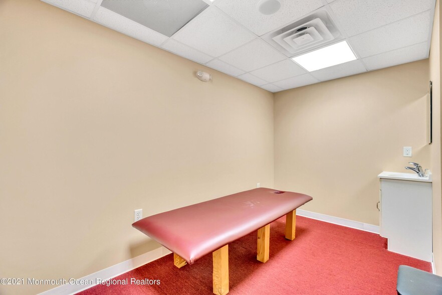 More Photos Of 2101 Lake Rd, Manchester Medical For Sale