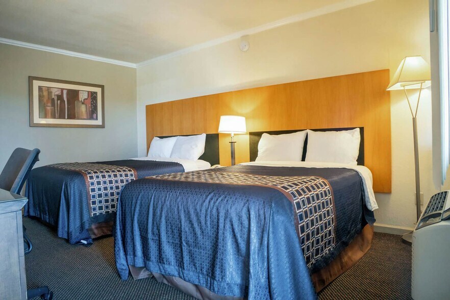 More Photos Of 201 Continental Dr, Junction City Hotel For Sale