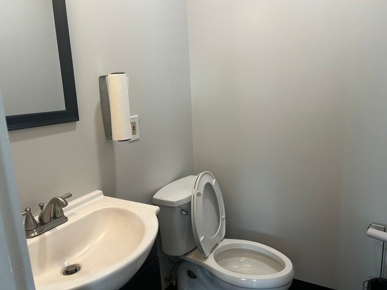 More Photos Of 5151 E 56th Ave, Commerce City Manufacturing For Sale