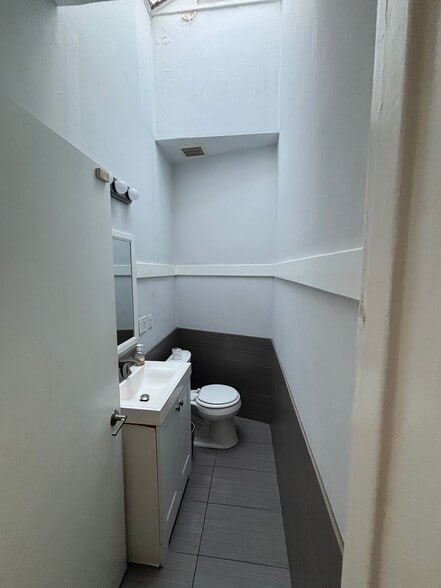 More Photos Of 1645 N La Brea Ave, Los Angeles Storefront Retail Office For Lease