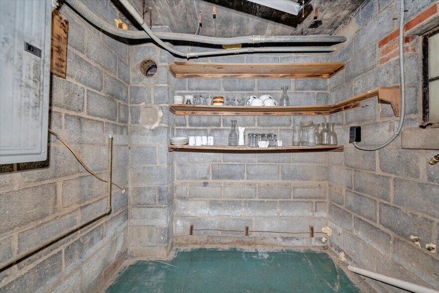 More Photos Of 630 Lowe St, Buchanan Restaurant For Sale