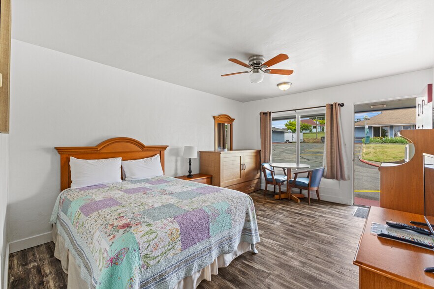 More Photos Of 787 N Central Blvd, Coquille Hotel For Sale