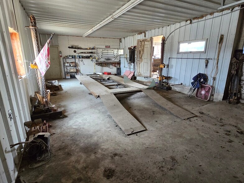 More Photos Of 808 W Walnut St, Fairbury Industrial For Sale