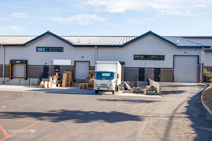 More Photos Of 2479 NE 4th St, Bend Warehouse For Lease