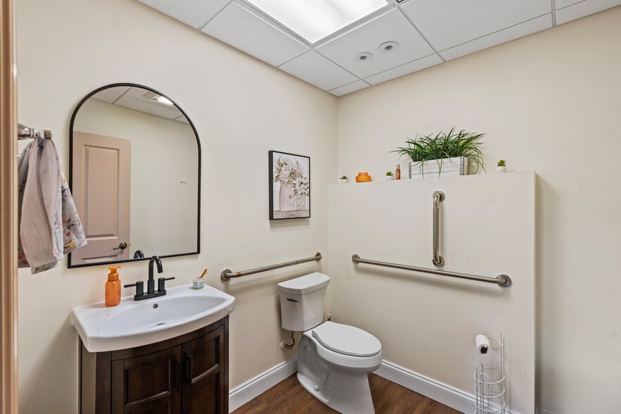 More Photos Of 501 Main St, Odessa Office For Sale