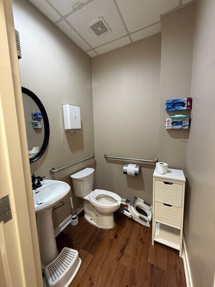 More Photos Of 421 N Sam Rayburn Fwy, Sherman Medical For Lease