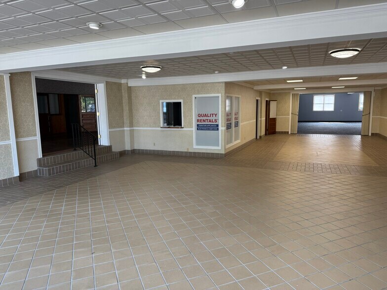 More Photos Of 252 E Main St, Saint Clairsville Flex For Lease
