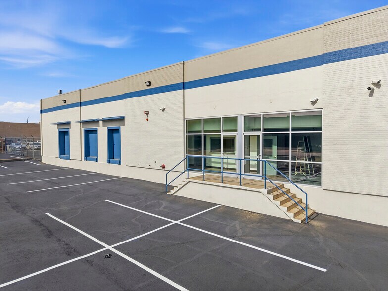More Photos Of 4555-4585 Kingston St, Denver Warehouse For Lease