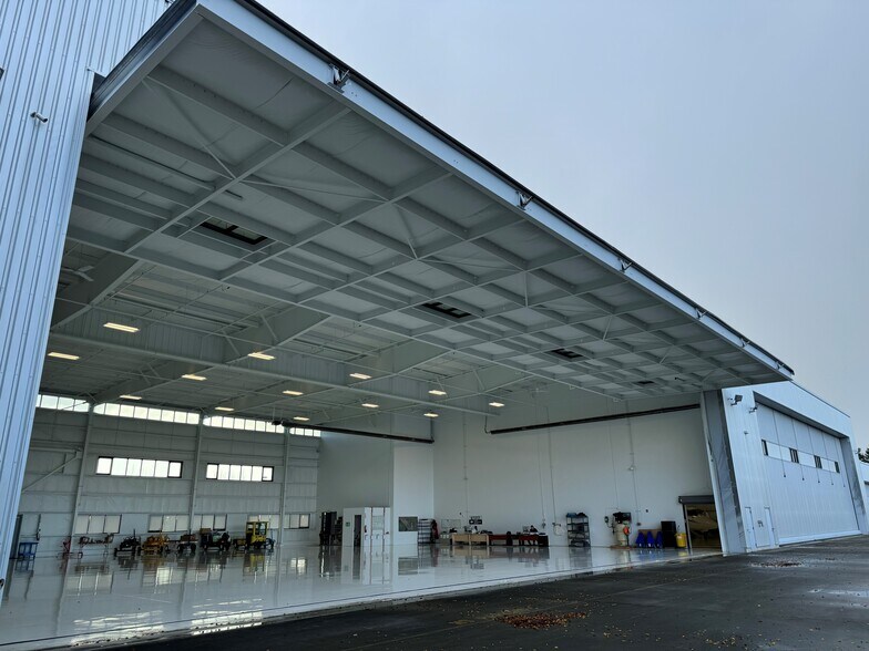 More Photos Of 10723 Bernie Webber Dr, Mukilteo Airplane Hangar For Lease