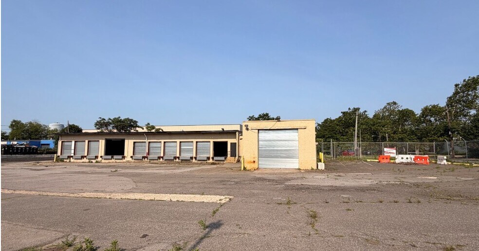 More Photos Of 22 Spence St, Bay Shore Distribution For Lease
