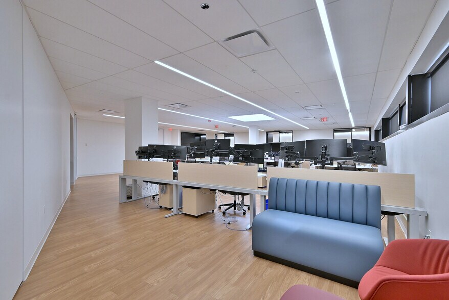 More Photos Of 2100 W 21st St, Broadview Light Manufacturing For Lease