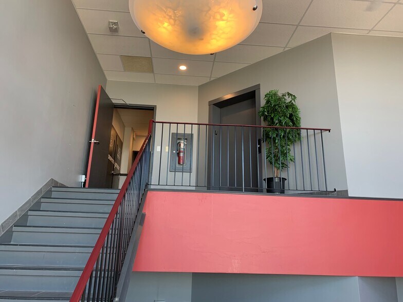 More Photos Of 636 King St, Spruce Grove Storefront Retail Office For Lease