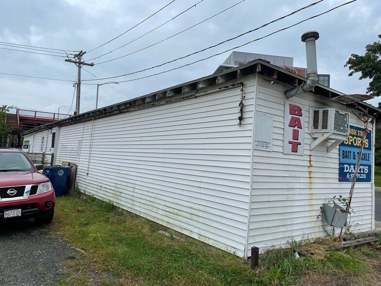 More Photos Of 280 Bridge St, Salem Freestanding For Sale