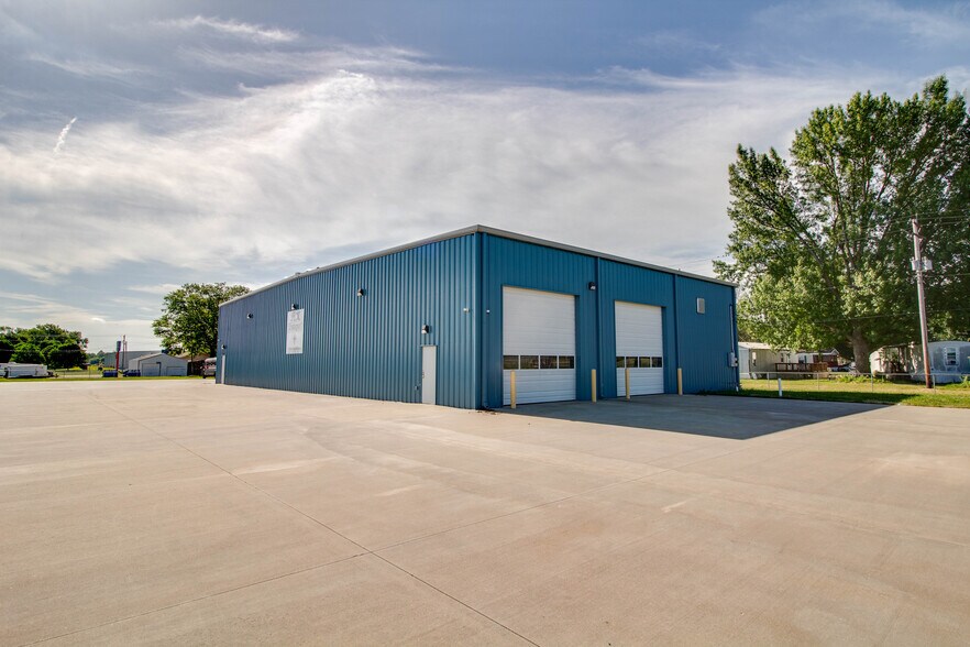 More Photos Of 300 Rou des Chateaux, Bethalto Parking Garage For Sale