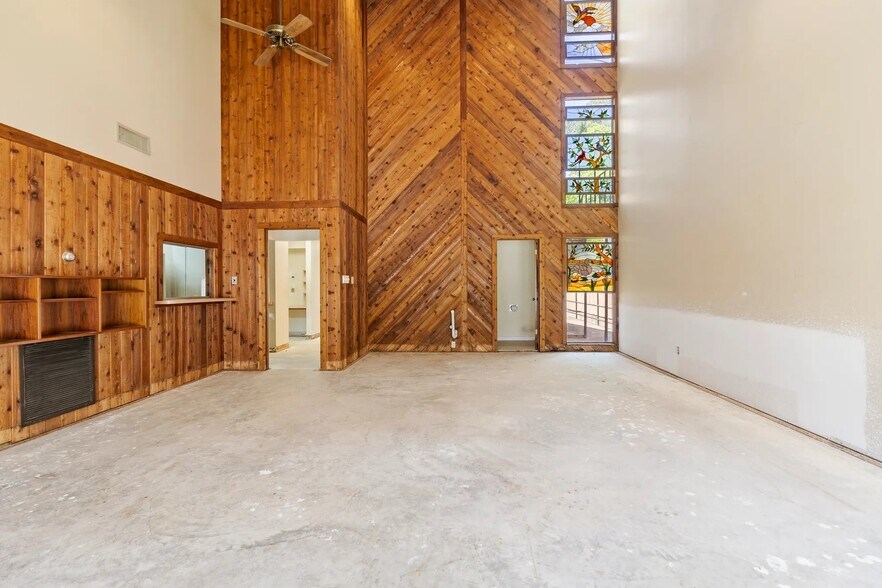 More Photos Of 260 Interstate 45 S, Huntsville Office For Lease