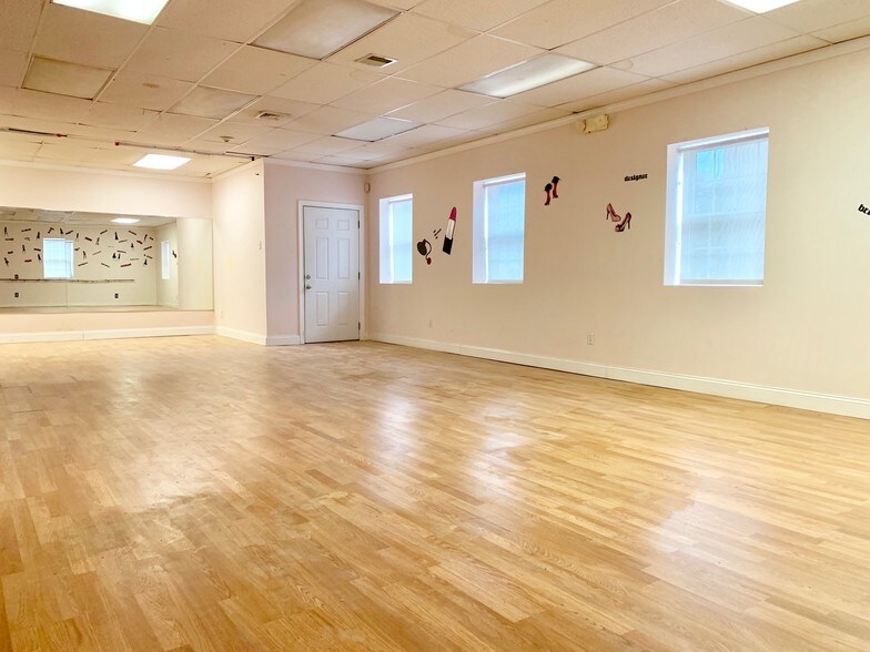 More Photos Of 1812-1814 Merrick Rd, Merrick Office For Sale