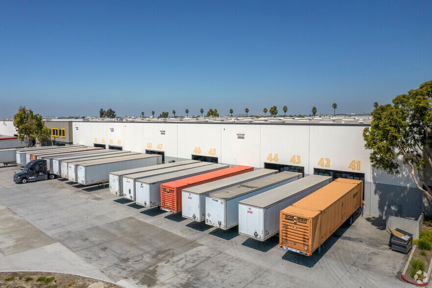 More Photos Of 9255 Customhouse Plz, San Diego Warehouse For Lease