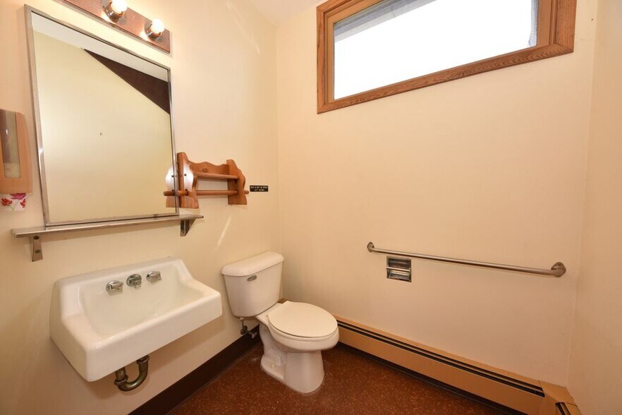 More Photos Of 1425 E Monroe Ave, Hartford Flex For Sale