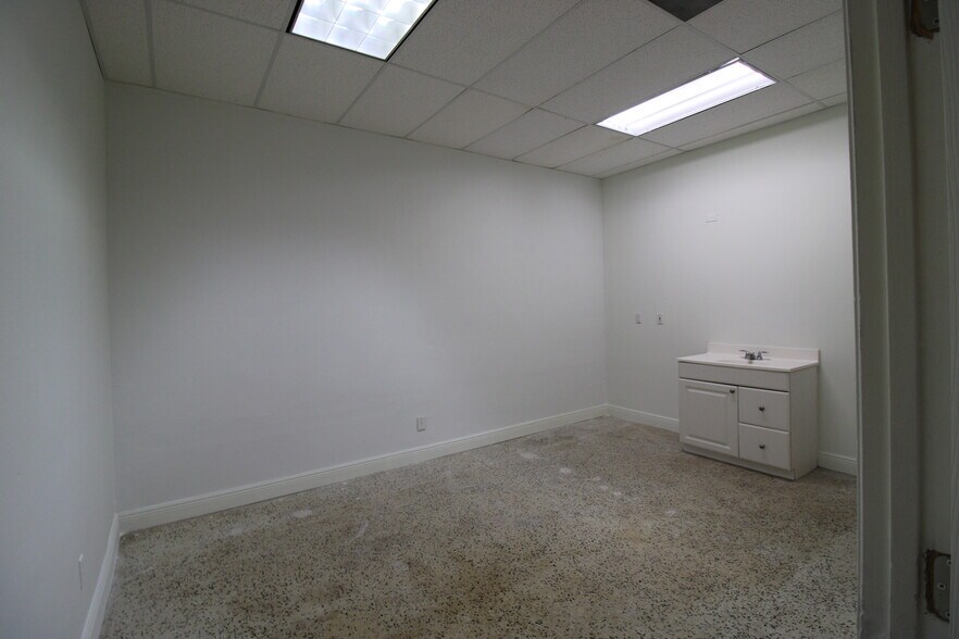 More Photos Of 2029 Tyler St, Hollywood General Retail For Lease