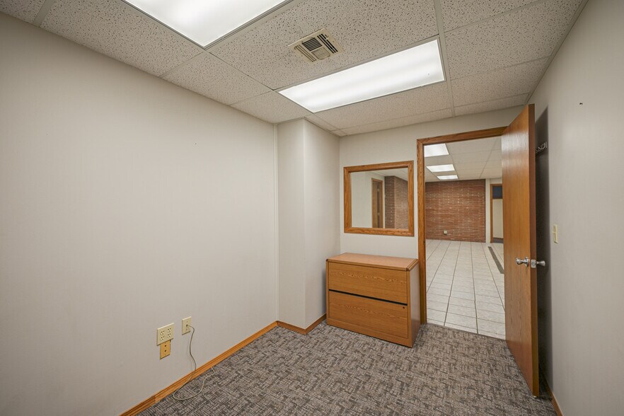More Photos Of 802 W 8th St, Coffeyville Office For Sale