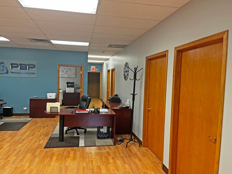 More Photos Of 25765-25767 Hillview Ct, Mundelein Flex For Sale