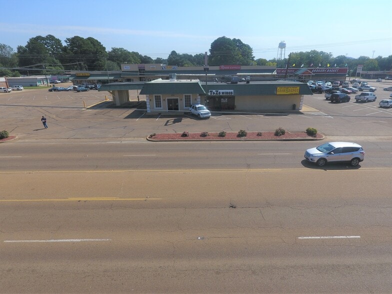 More Photos Of 1716-1770 Commerce St, Grenada Unknown For Lease