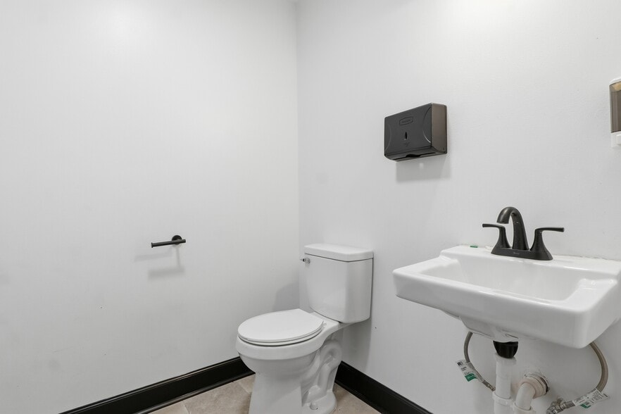 More Photos Of 805 E Prospect St, York General Retail For Sale