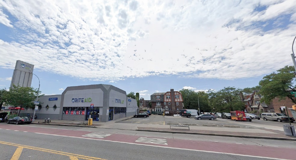 Primary Photo Of 8510 Northern Blvd, Jackson Heights Drugstore For Lease