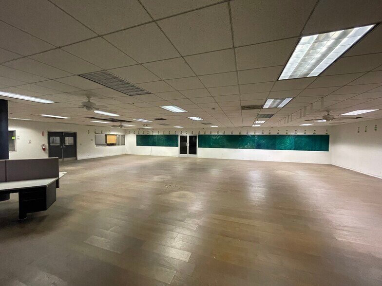 More Photos Of 5155 Goldman Ave, Moorpark Manufacturing For Lease