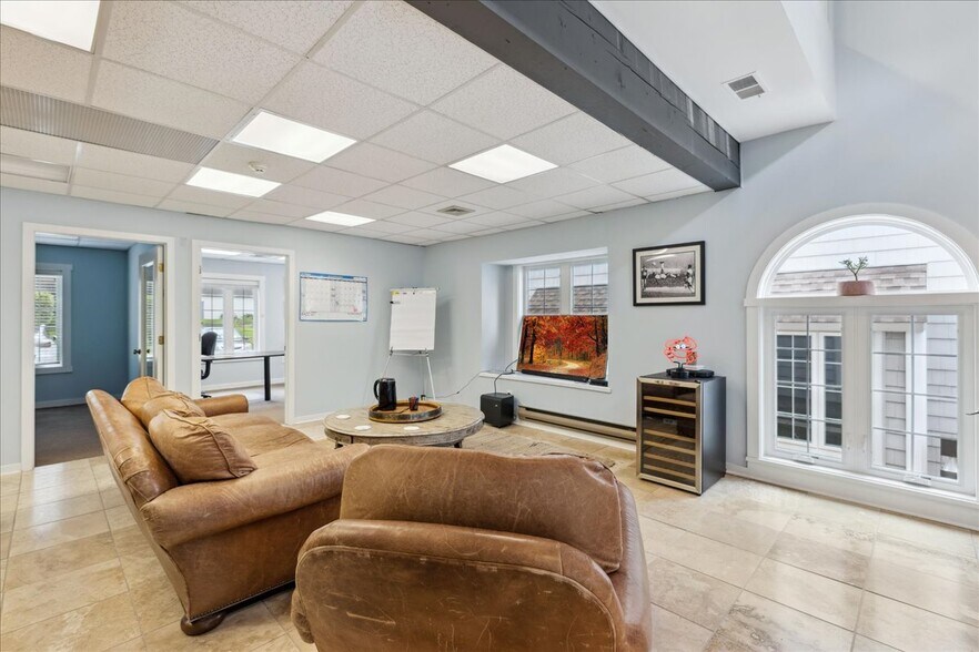 More Photos Of 10 Mystic Ln, Malvern Loft Creative Space For Sale