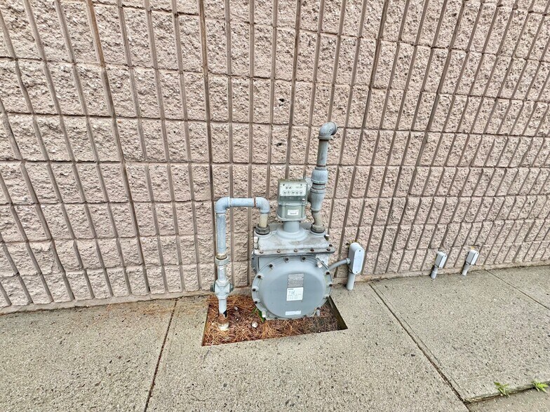 More Photos Of 130 Sheridan Blvd, Inwood Warehouse For Sale