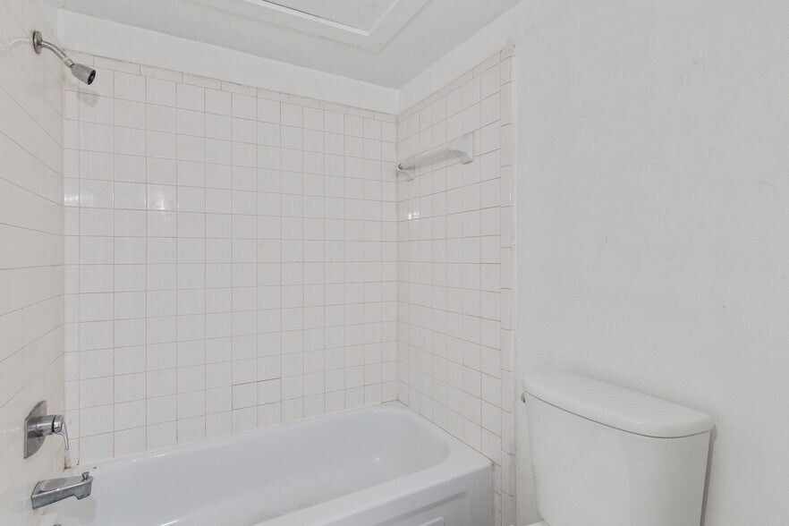 More Photos Of 1500 Sam Houston, Harlingen Apartments For Sale