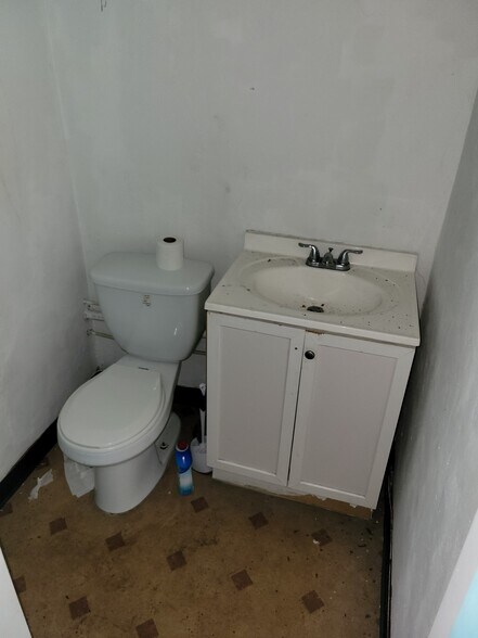 More Photos Of 2400 25th St N, Saint Petersburg Office For Sale