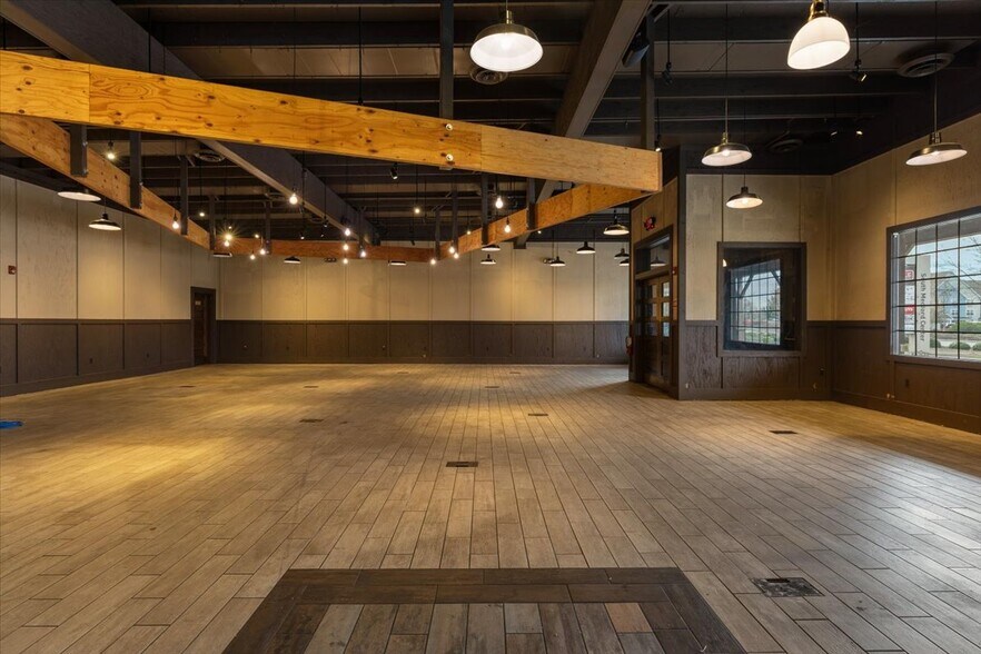 More Photos Of 1445 Center Dr, Medford Restaurant For Lease