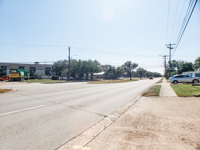 More Photos Of 10906-10918 Beamer Rd, Houston Storefront For Lease