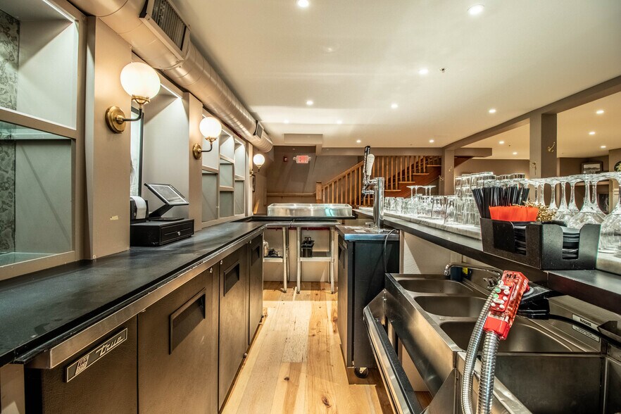 More Photos Of 27 Western Ave, Kennebunk Restaurant For Sale