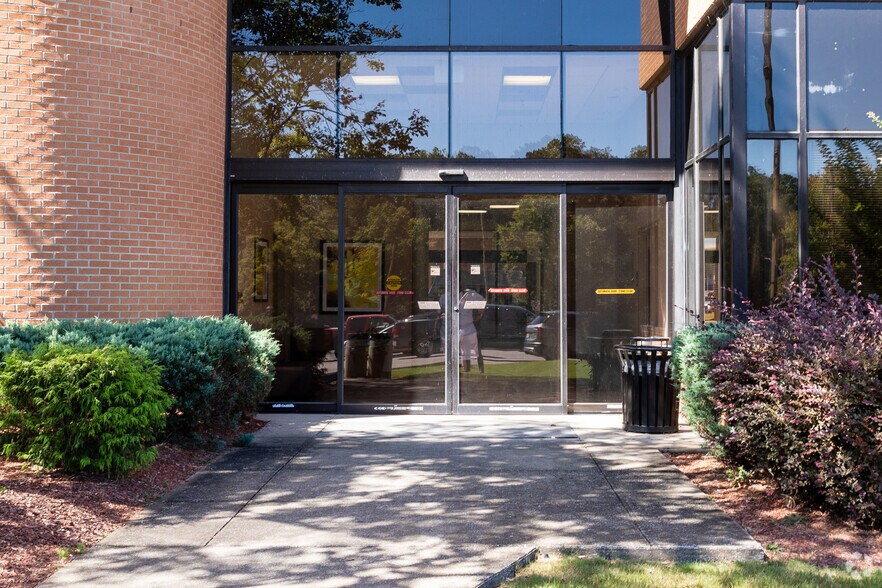 More Photos Of 300 Medical Center Dr, Gadsden Medical For Lease