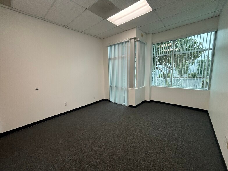 More Photos Of 11438 Knott St, Garden Grove Warehouse For Lease