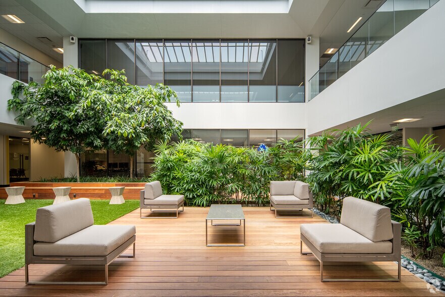 More Photos Of 1341 W Mockingbird Ln, Dallas Office For Lease