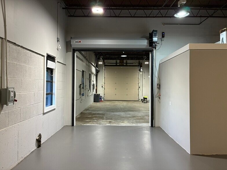 More Photos Of 4 Railroad Ave, Wakefield Flex For Lease