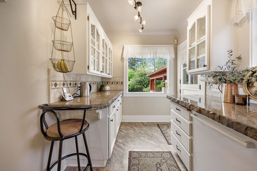 More Photos Of 2336 Table Rock Rd, Medford Freestanding For Sale