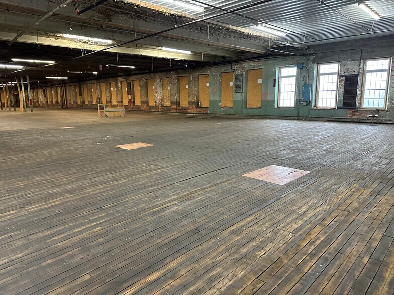 More Photos Of 17 Mill Pl, New York Mills Warehouse For Lease